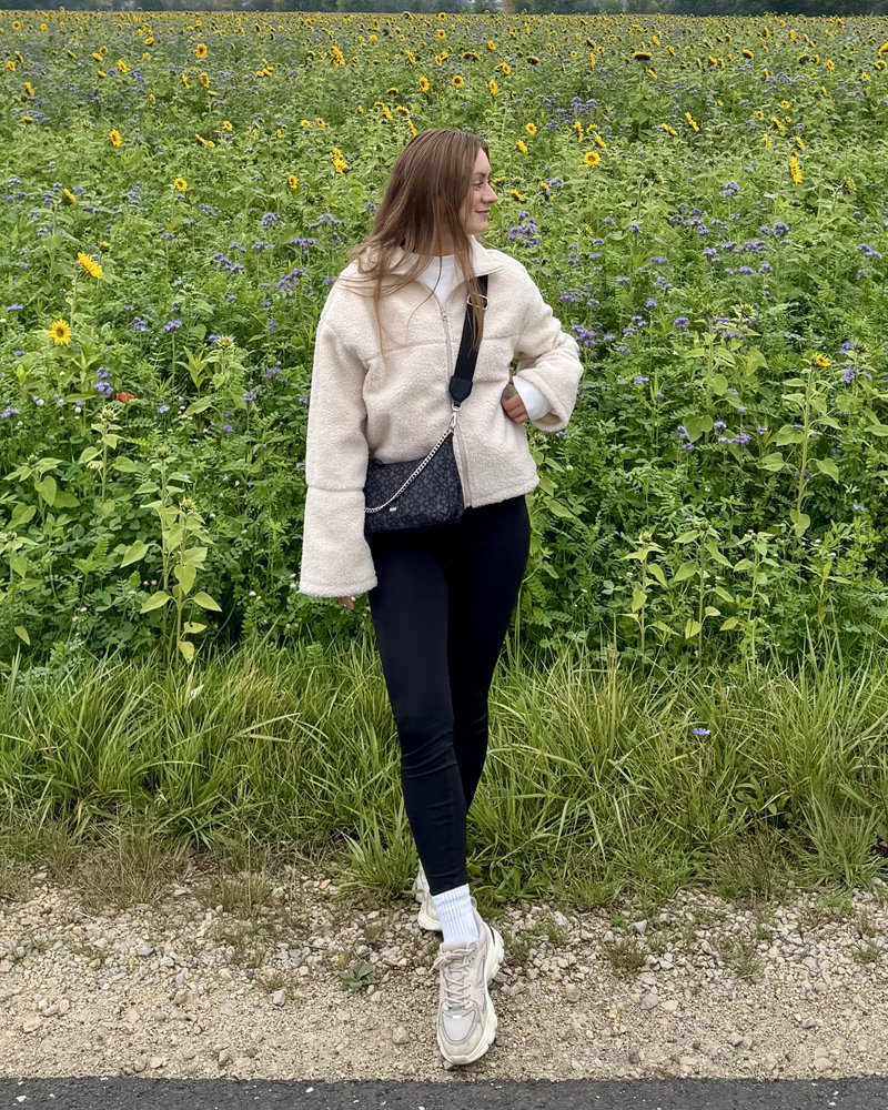 Kristina Gavlik vor einem Sonnenblumenfeld
